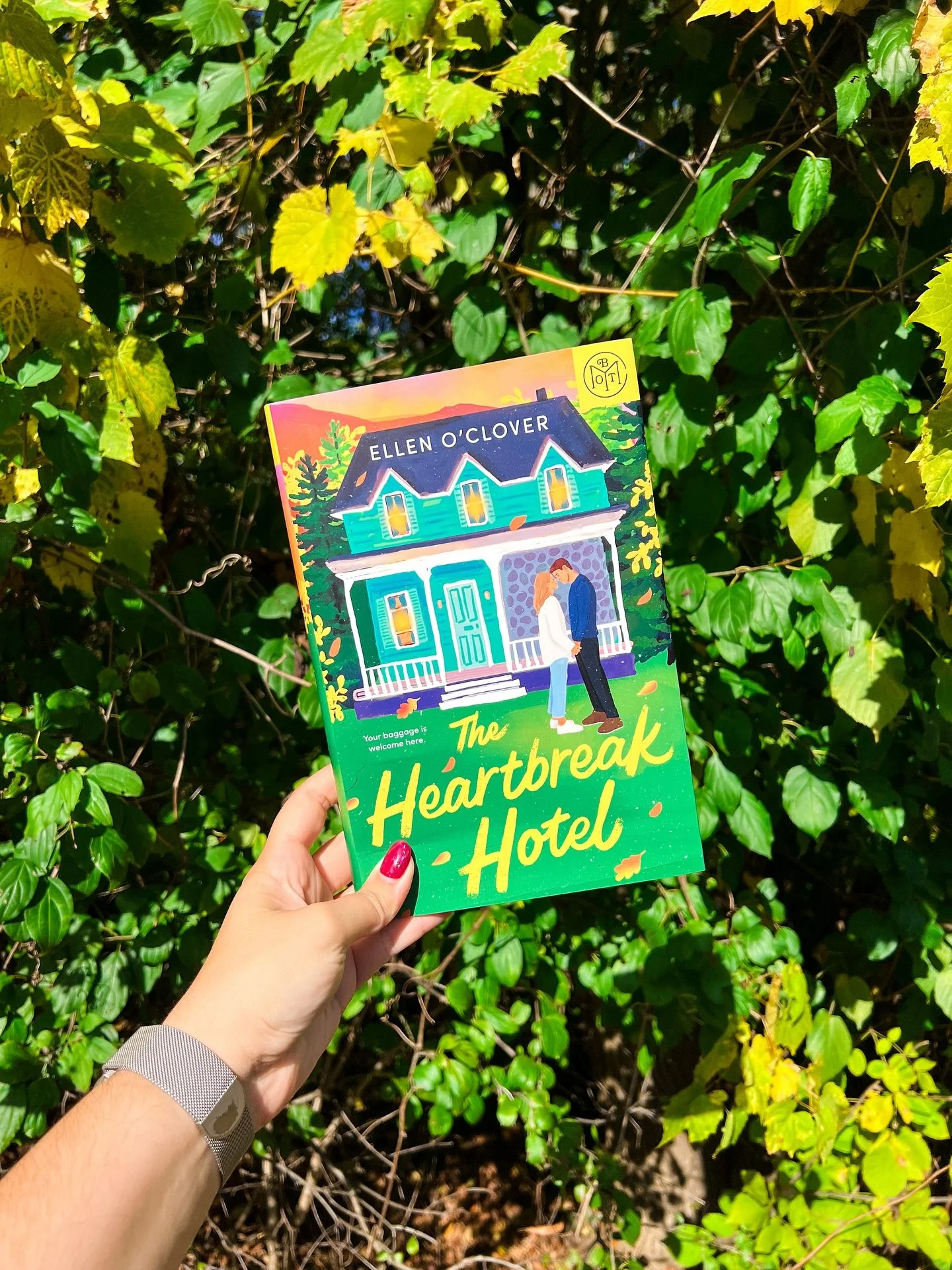 my package returned from war (being lost in the us postal system) and I finally got to hold the beautiful hardcover book of the month edition of @ellenoclover’s adult debut, The Heartbreak Hotel🥹
this book is so, so special. Ellen never fails