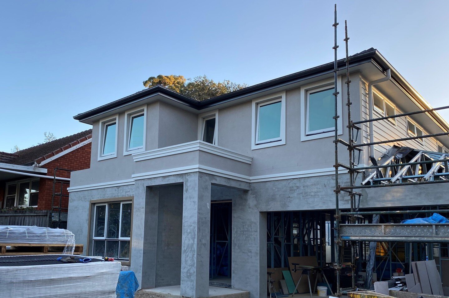 Build up /\ Reveal down \/ 
A quick progress shot on one of our residential projects. We are working closely with our clients and partners despite ongoing industry challenges. Featuring @renderlookmouldings &amp; @upper_constructions handy work