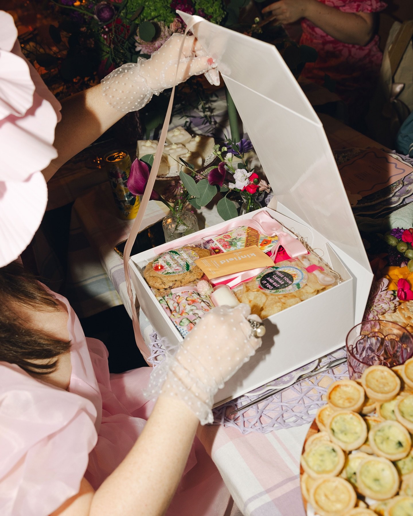 Our favorite item in this garden gift box? It is a tie between the bag of potato chips with caviar spoon attached or the wildflower seeds 🪻🌸🌼🌻🌹🌺

📸 @heathernicolejohnsonn 

#showerideas #giftideas #garden #gardeninspiration #weddingshower #bri