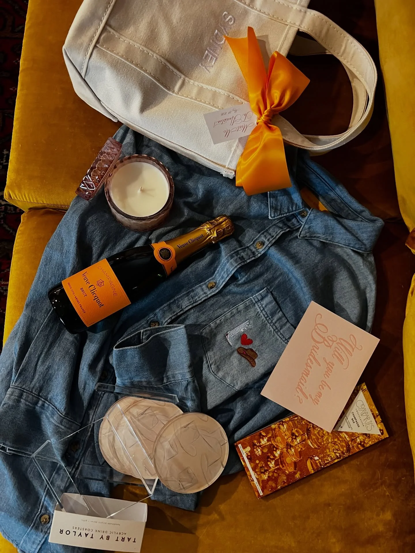 Meet me in Houston! 💙

Bridesmaid Proposal Gifts:
&bull; Denim Button Down w/Embroidered Pocket
&bull; @compartes Champagne Chocolate Bar
&bull; @veuveclicquot Champagne 
&bull; Peony and Champagne Candle
&bull; @tart_bytaylor Acrylic Cowboy Hat Coa