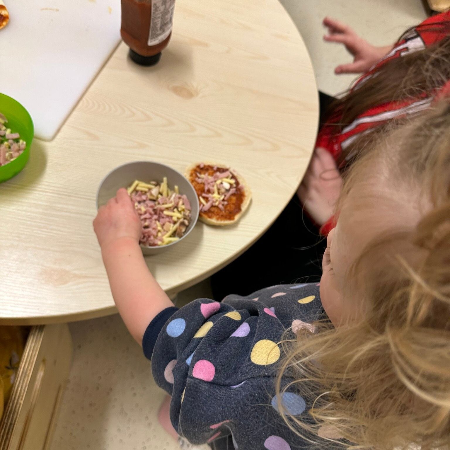 The infants had a very fun experience today making their own afternoon tea! The children washed their hands before beginning to lay their ingredients down on their bases. Once cooked the children thoroughly enjoyed their afternoon tea, eating the piz