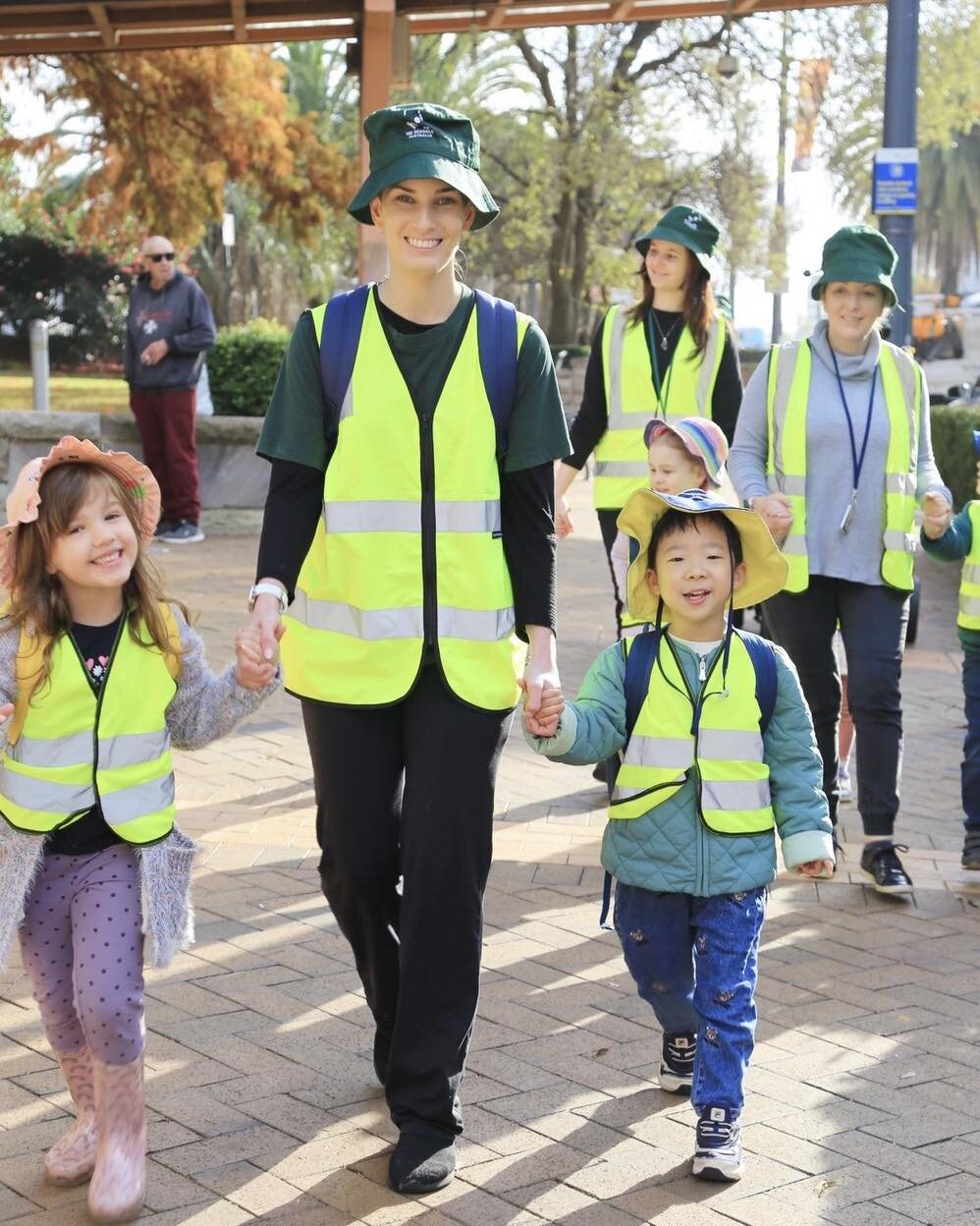✨Excursion time

Last Friday our babies and preschools went for a walk to deliver some donated food to the local community Centre. On our walk we passed the train station and the bus depo, where educators took the opportunity to speak about road safe