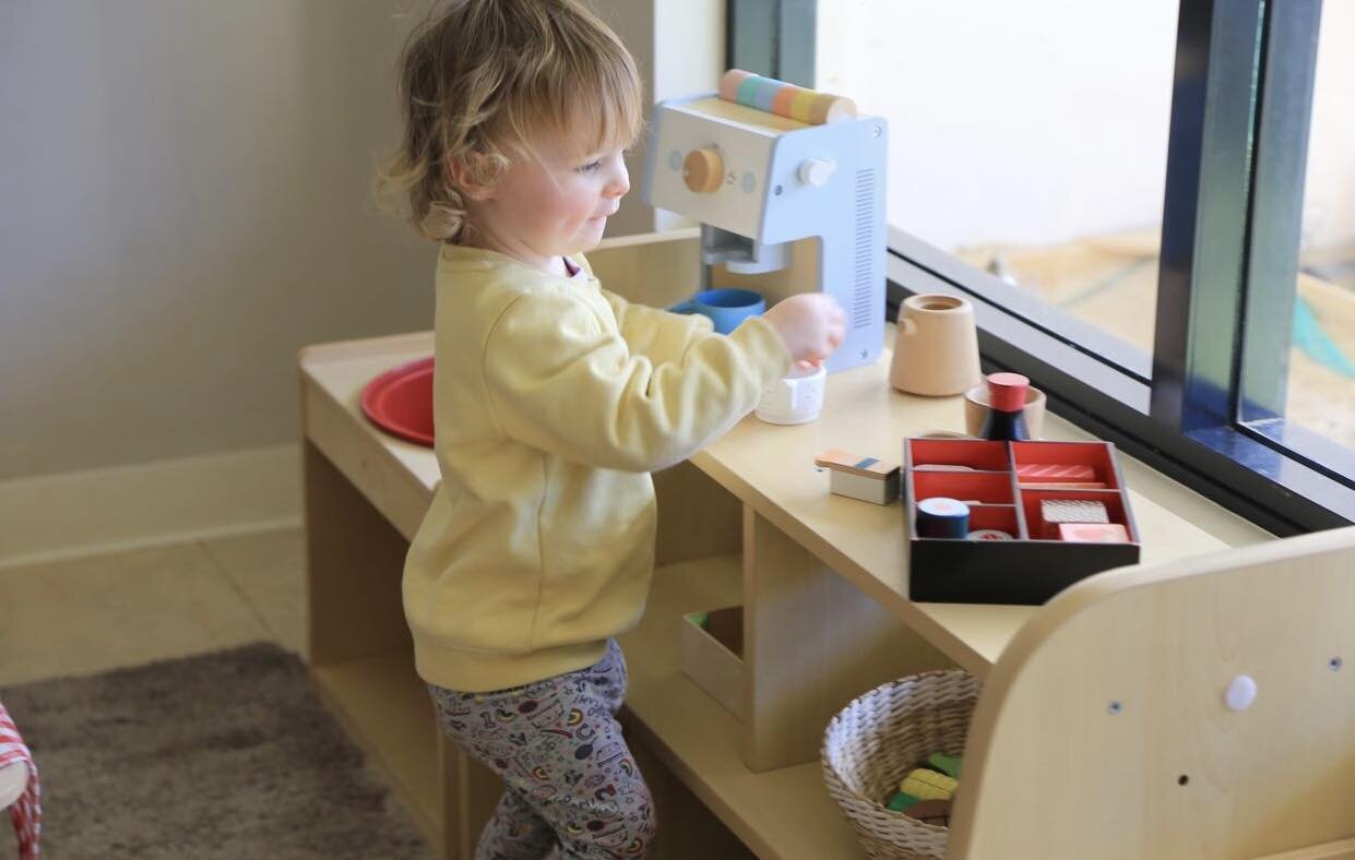 ✨ In our Kaksi room, role playing has become a big interest. The children have enjoyed having the oven, sink, coffee machine and baby dolls in this space. 

🌱 Dramatic play is very important in a child&rsquo;s development. It allows then to express 