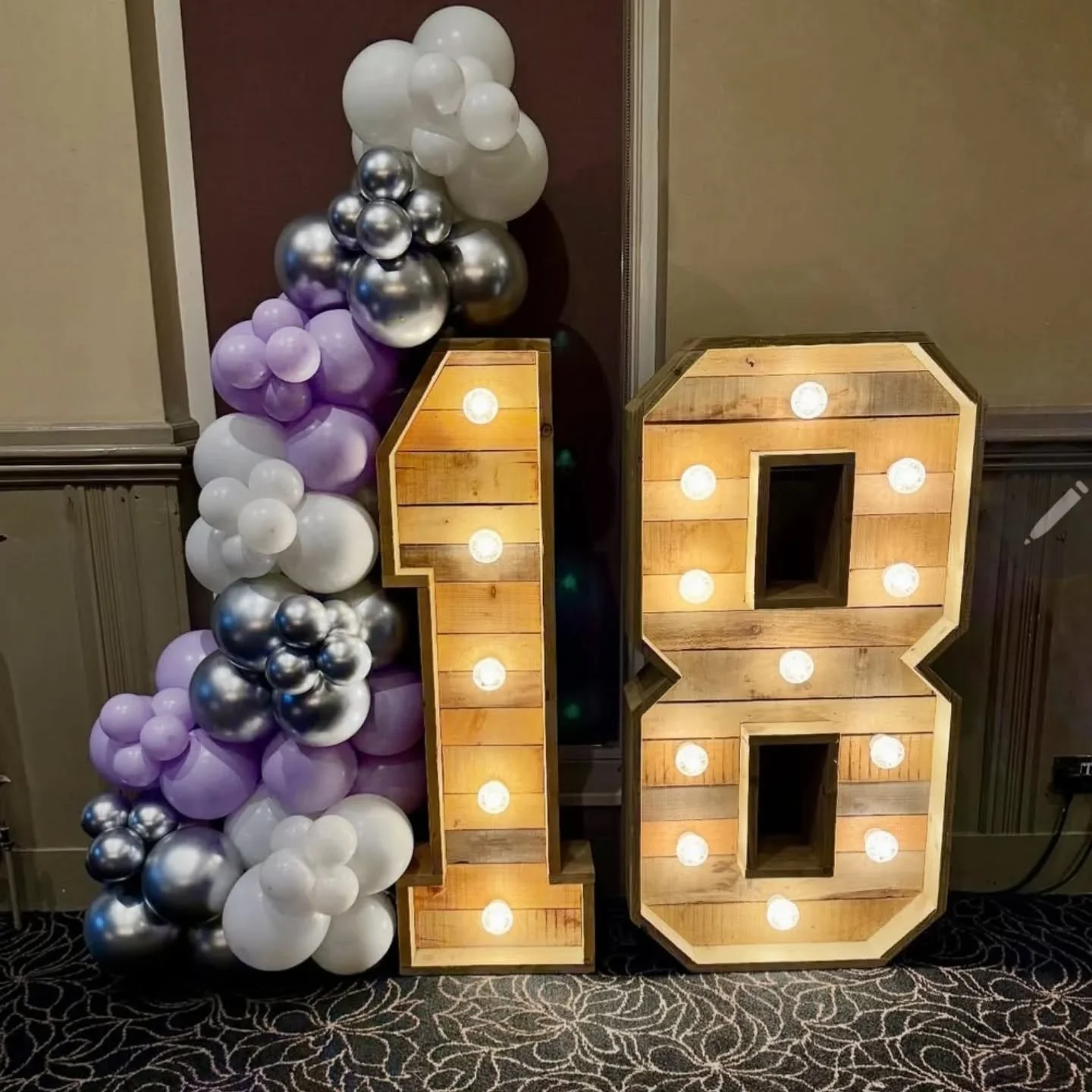 Our 4ft Rustic Numbers looking fabulous with balloon garland from the talented @thelittleballoonco1 😍
Always a winning combo ....
.
.
#18lightupnumbers 
#lightupnumbershertfordshire 
#rusticlightupletters 
#rusticnumbers 
#18thbirthday 
#partyplanni