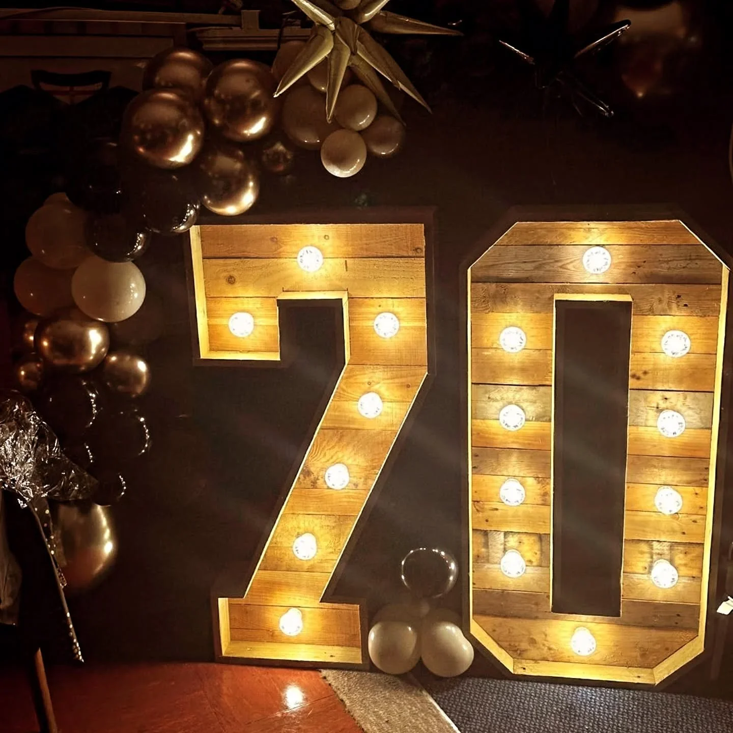 A very special celebration this weekend for my fabulous sister-in-law &hearts;️ A wonderful evening filled with love and dancing... lots of dancing 💃 ......
.
.
.
#rusticlightupletters 
#70thbirthdaydecorations 
#lightupnumbershertfordshire 
#birthd