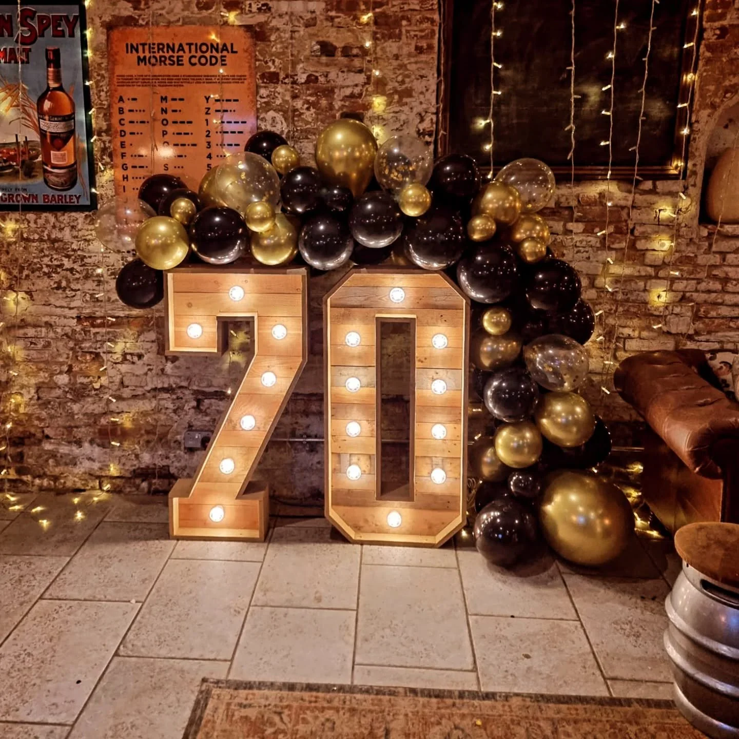 Having a barn or rural setting for your celebration?? Our rustic style numbers &amp; letters fit just perfectly 👌 
.
.
.
#rusticnumbers
#barnparty
#barnwedding
#70thbirthdaydecorations 
#lightupnumbershertfordshire