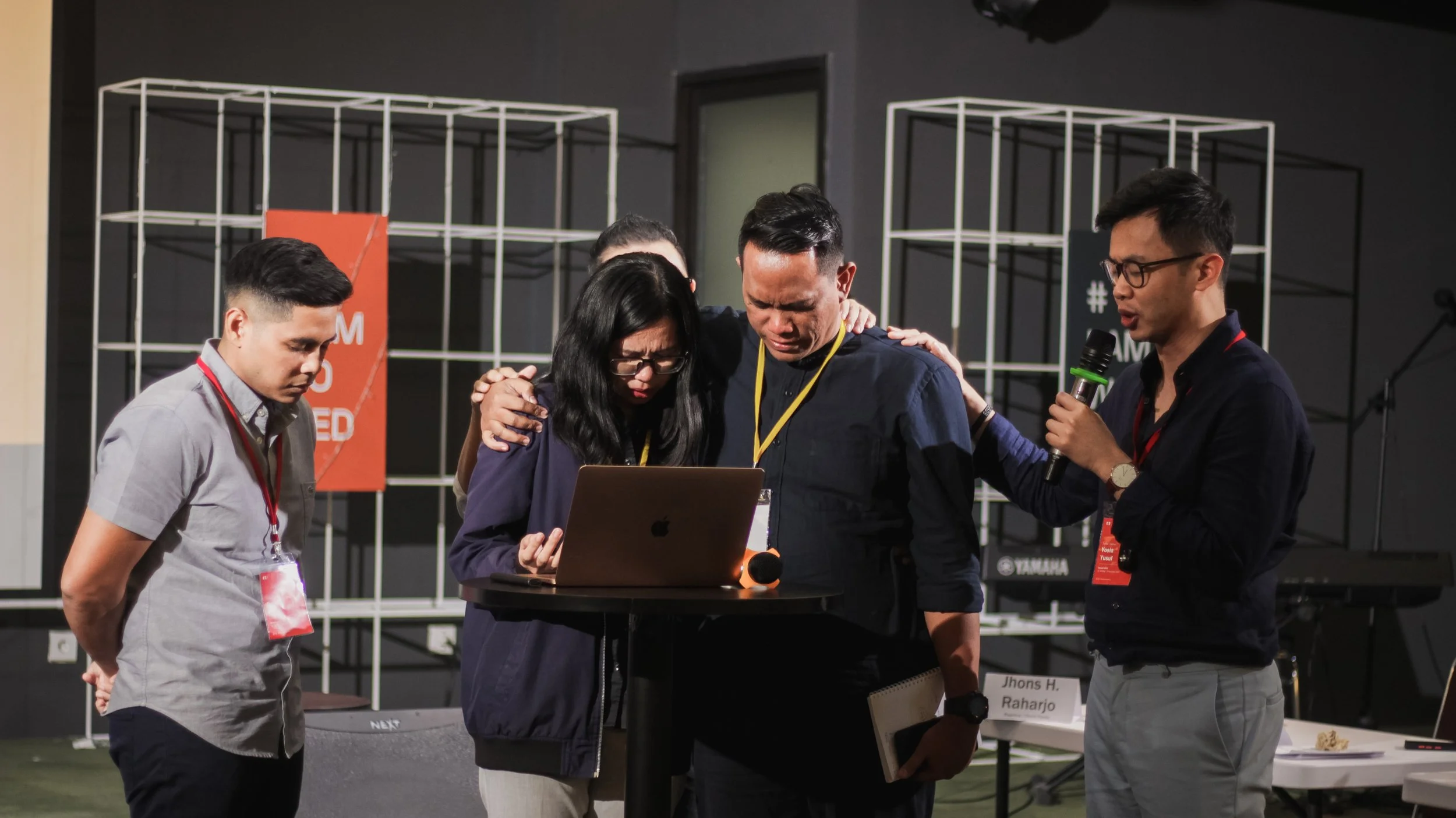 Bagaimana Cara Membagikan Injil di Komunitas Anda