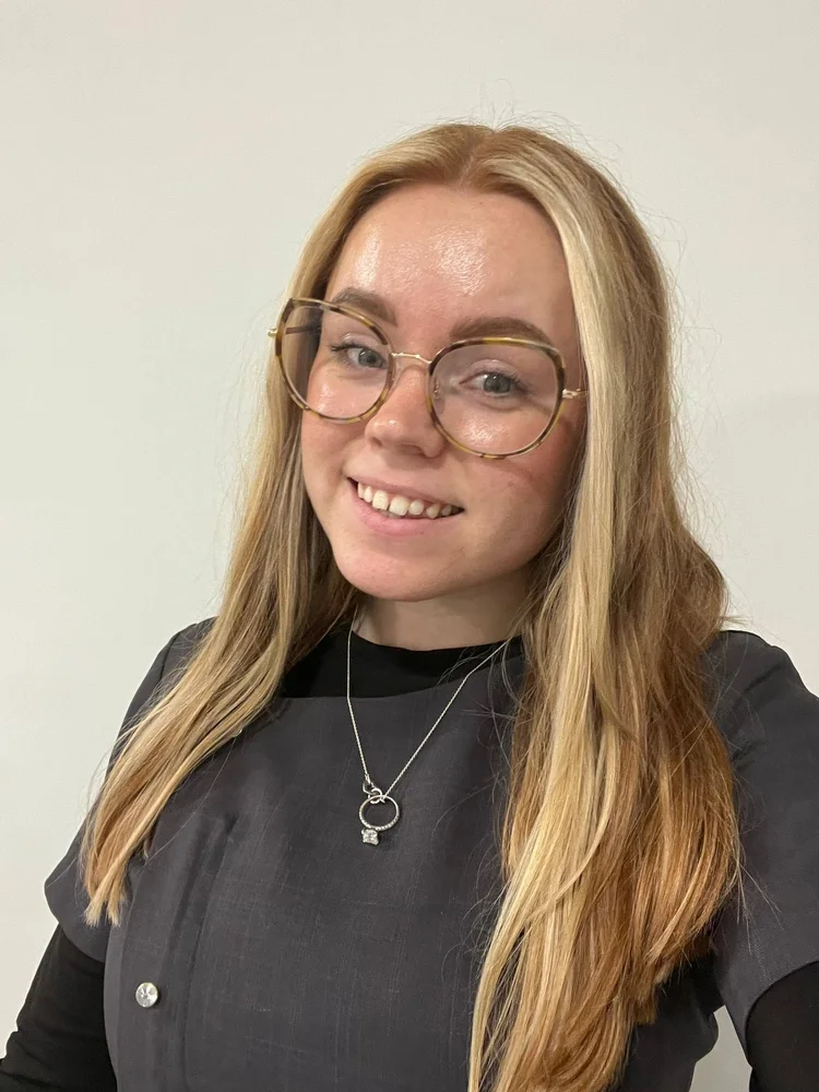 Niamh, Beauty therapist