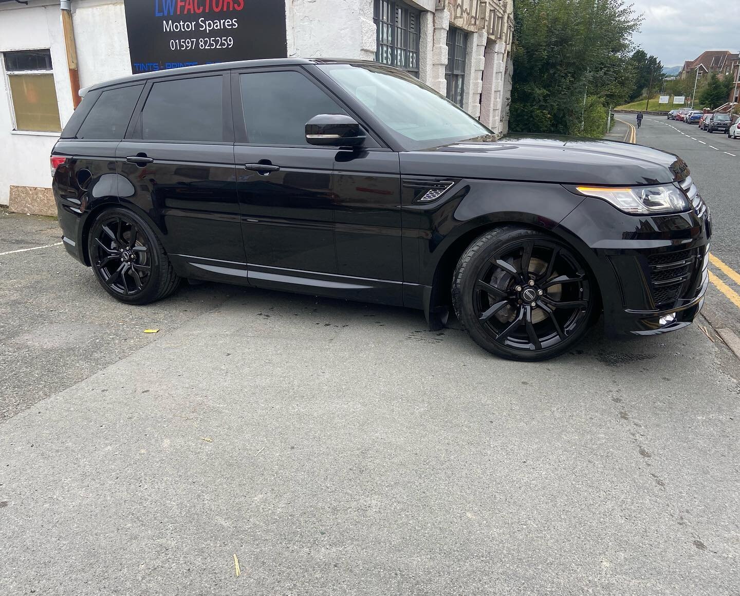 Blacked Out Range Rover Sport in for some Window Tinting 🔥 #tints #signs #banners