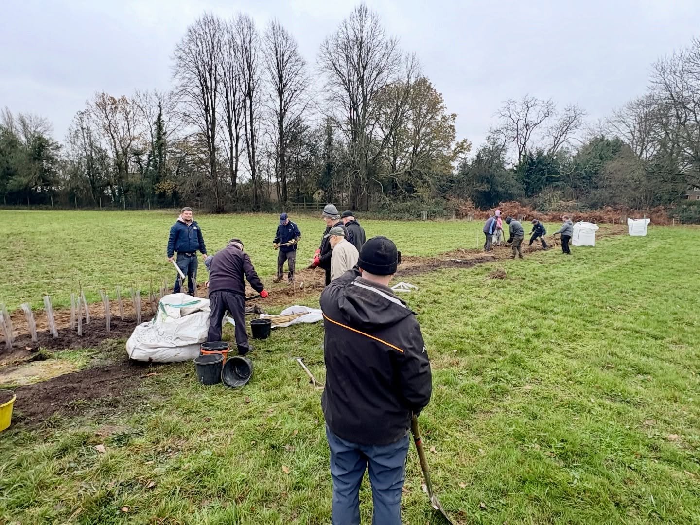 Gang.

The @chilternrangers were back today with more volunteers planting another 60m of hedgerow. Now at 90m of new hedge, taking us to 610m in total, and only another 400m to go! 

1km of hedge on a 16-acre farm is a lot, perhaps considered by some