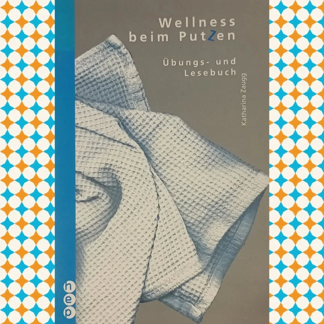 Ein Buch über das Putzen als Anleitung zur Lebenshilfe und zum Wohlgefühl? Das hatte ich noch nie in den Händen.
Ich bin mit einer sehr reinlichen Mutter aufgewachsen, die zudem einen Hang zur gepflegten Inneneinrichtung mit entspreche