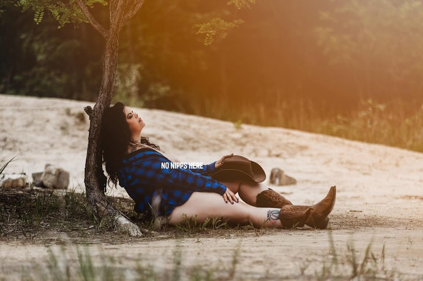Some days all we need is the sun and our skin to touch the ground #boudoir #cle #photoshoot #photos #sun #zen