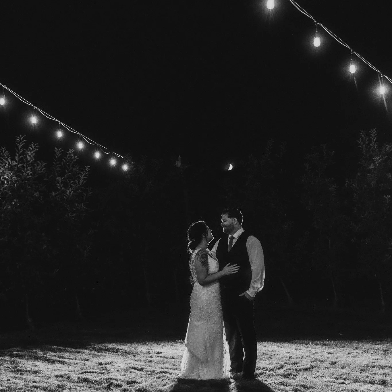 Lets recap about our beautiful apple orchard wedding!
What an absolute joy it was to capture this beautiful wedding day. From the quiet, emotional moments to the laughter-filled celebrations, every second felt like pure magic.
We feel so honored to