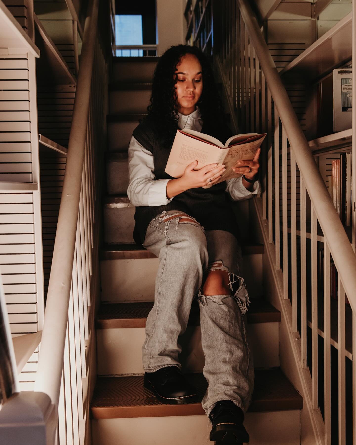 #senior #seniorsunday #seniorgradacademy #seniorpictures #seniorportraits #seniorinspiremagazine #seniorinspire #seniormuse #senior2025 #posepatch #seniorsznmagazine #senioryearmagazine #seniorgirl #booklover