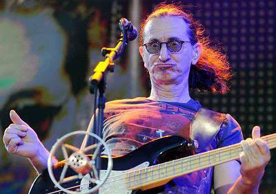 geddy-lee-funny-guitar-face.jpg
