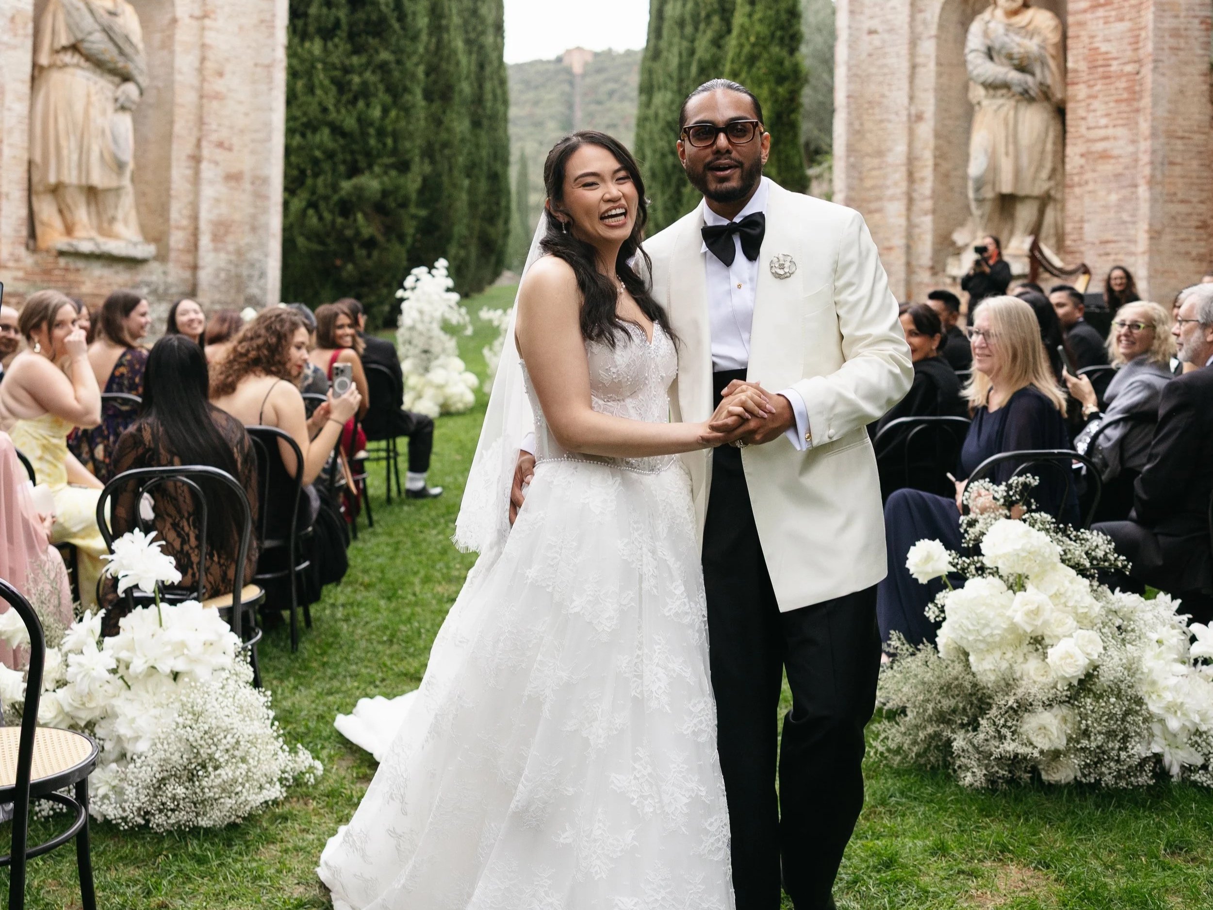 Allestimento floreale a Villa Cetinale con grounded arch bianco per la cerimonia e centrotavola en masse di rose rosso velluto per la cena.