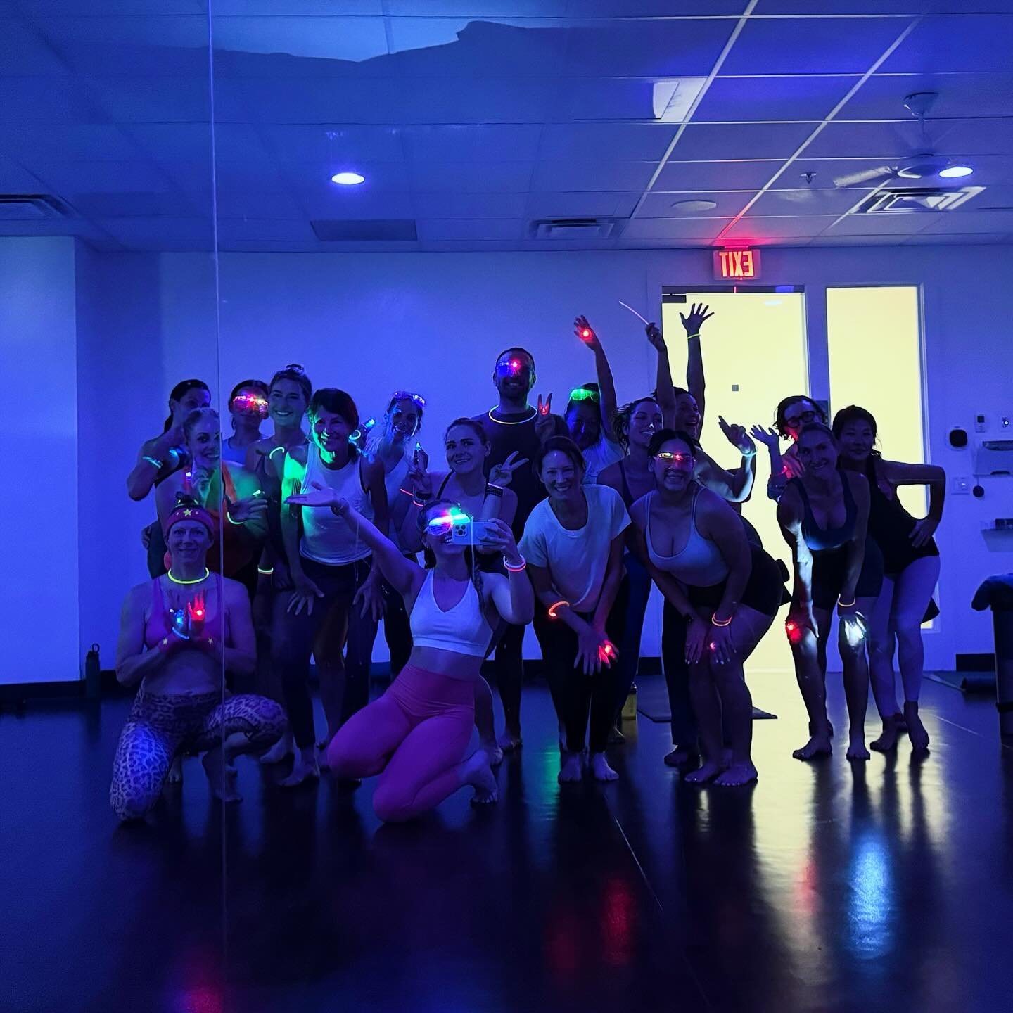 Minija and the podFAM 💙🌟 absolutely rocked out in a fit fusion glow flow yesterday ✨ We love offering unique and fun workshops + pop-up classes!! Our next offering to enrich your practice is an Arm Balalnce workshop on May 11th ➡️ Sign up today at 