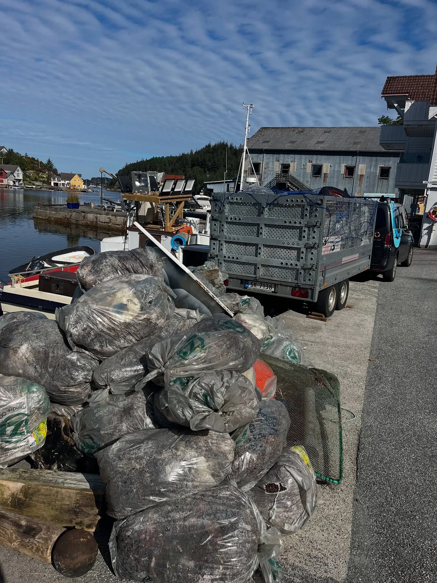 Ulike typer søppel, men alt må bort😊😀
Strandrydding på #bømlo i 13 dager nå og nærmere 3000 kg er plukket og levert. 
Nå er det slutt på finansieringen for i år dessverre, men kunne jobbet mye