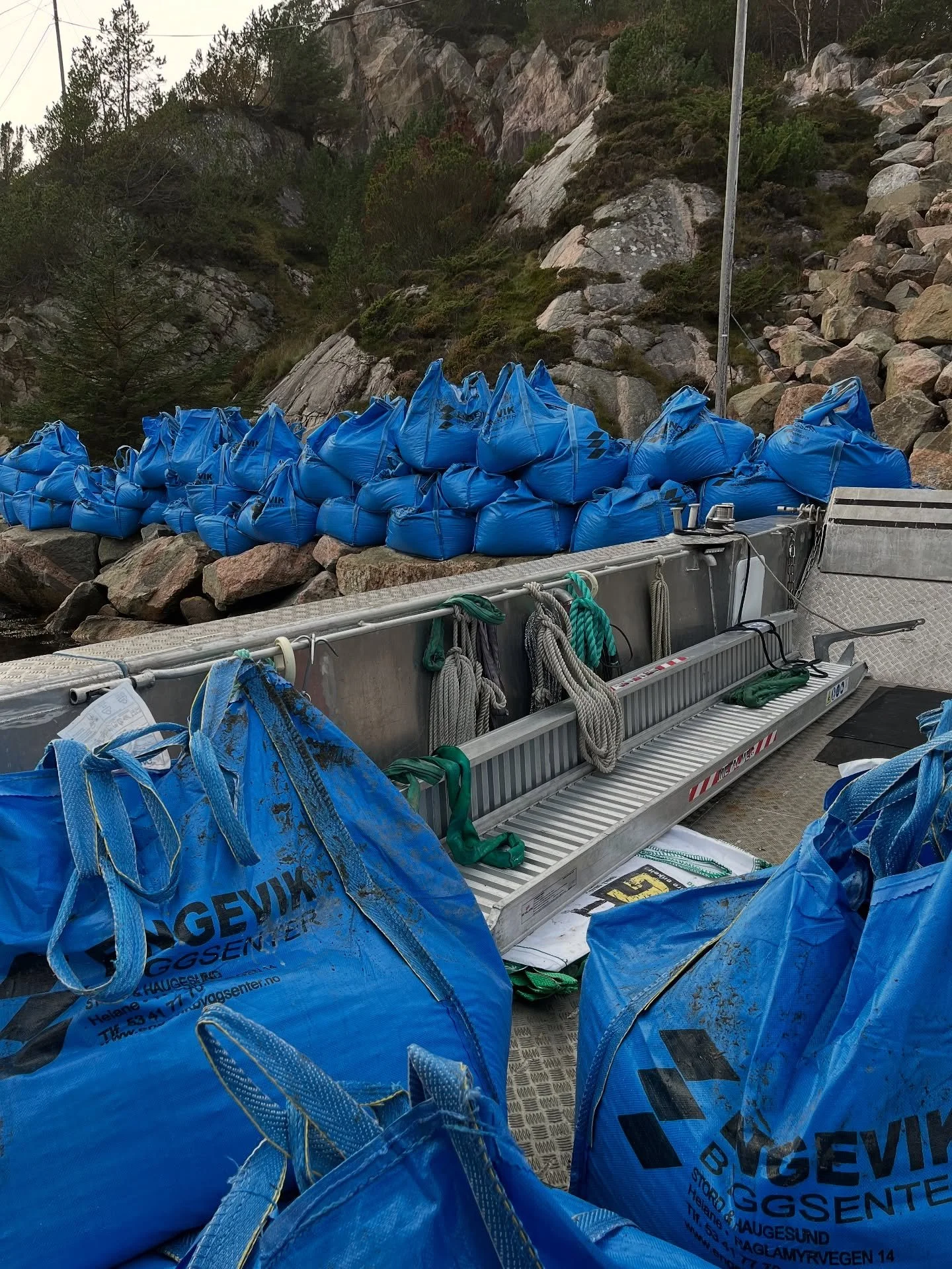 Da var 50 stk sekker med sand og singel levert rett på stranda for kjekke kunder på Vikøya😊 Takker for oppdrag😊
#bømlo