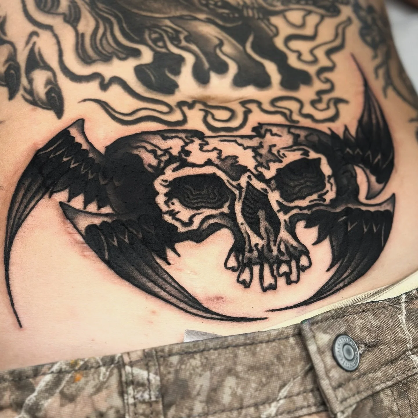 Freehand skull on the lower stomach for Tyra. Thanks for looking! Always booking 💅🏾