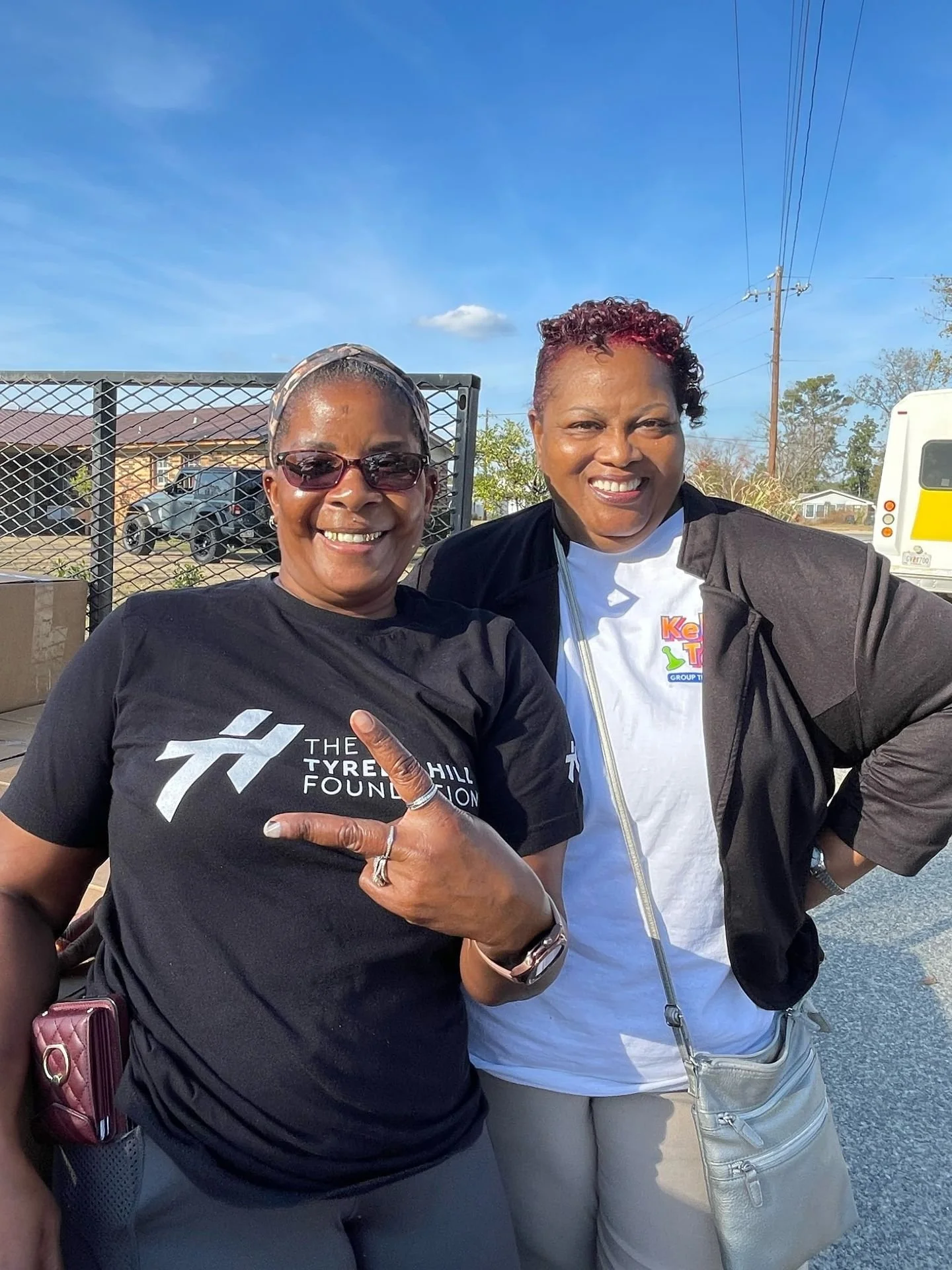 Yesterday Tyreek Hill Family Foundation donated 250 Thanksgiving meals to families in Pearson, GA! 🦃 We love giving back to @cheetah 's hometown and the community that raised him. 💙