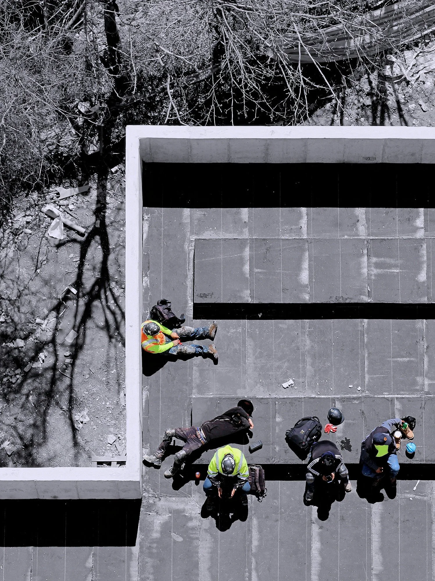 220422.A.03.Y.01 - Crew on a Break