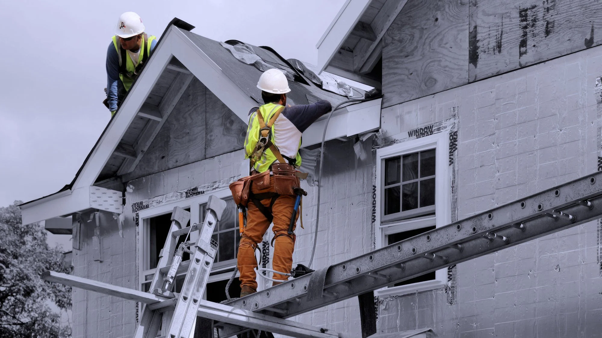 190918.C.12.Y.01 - Roofers Installing Asphalt Shingles 