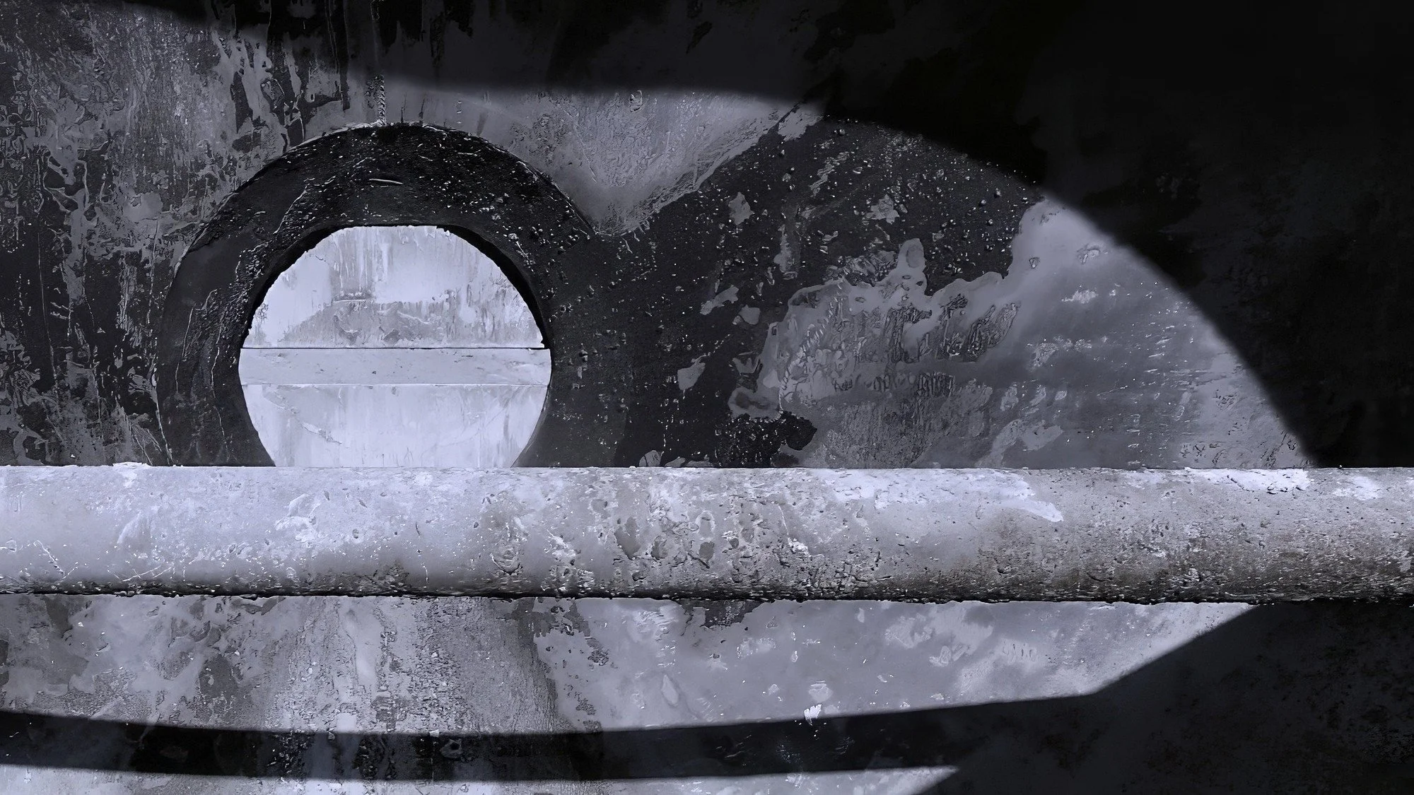 210908.A.03.N.01 - Close Up View of a Mortar Mixing Tub