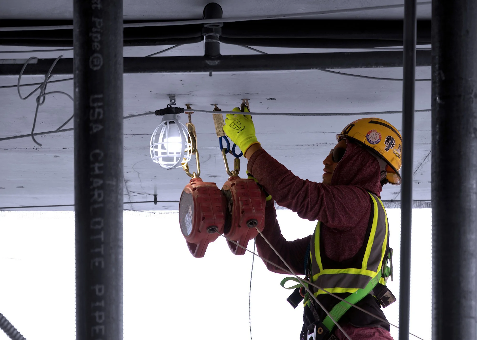 230803.A.02.Y.01 - Unhooking Safety Harness Anchors