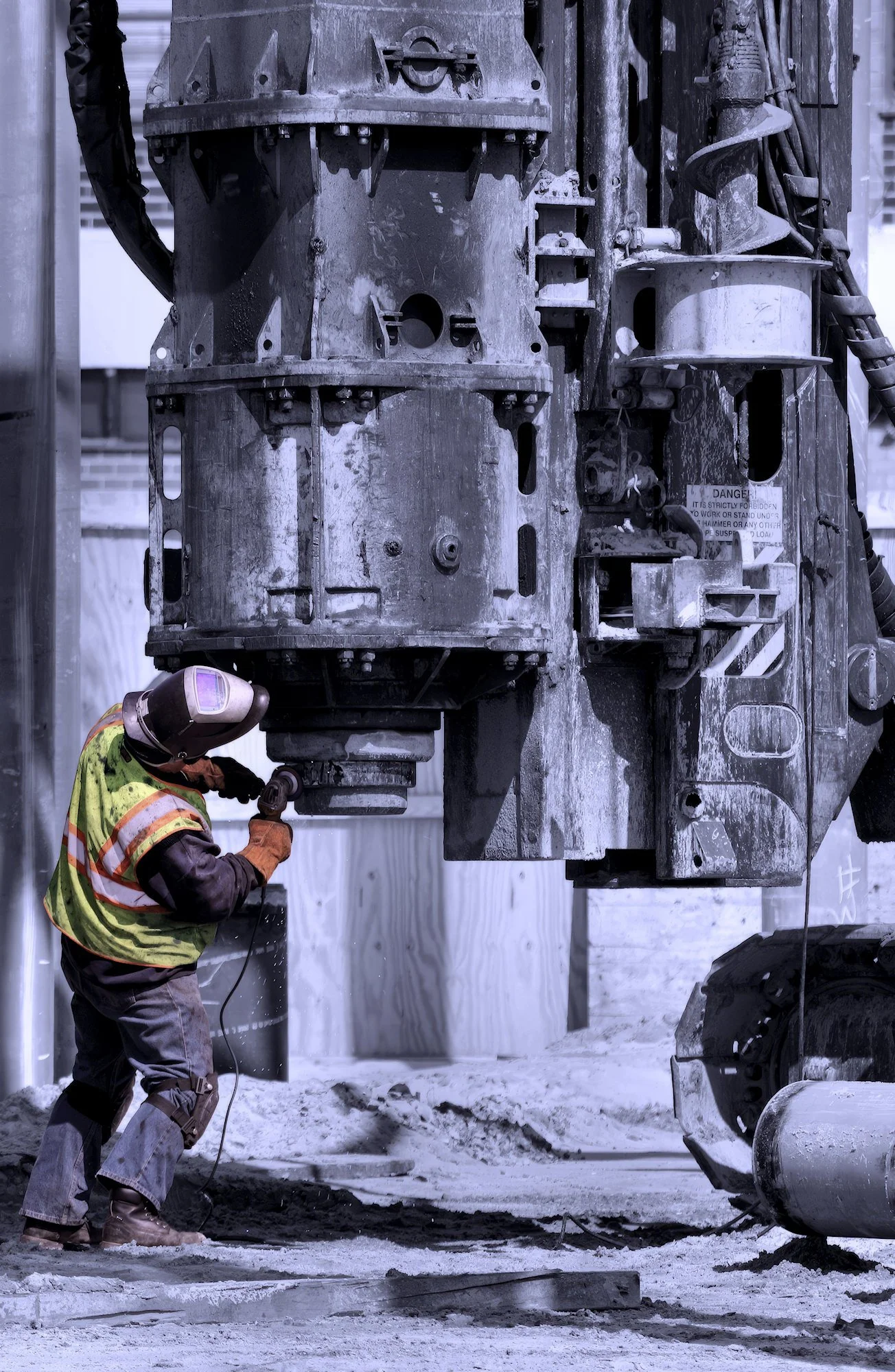 170403.A.02.Y.01 - Cleaning the Head of a Steel Pile Driver