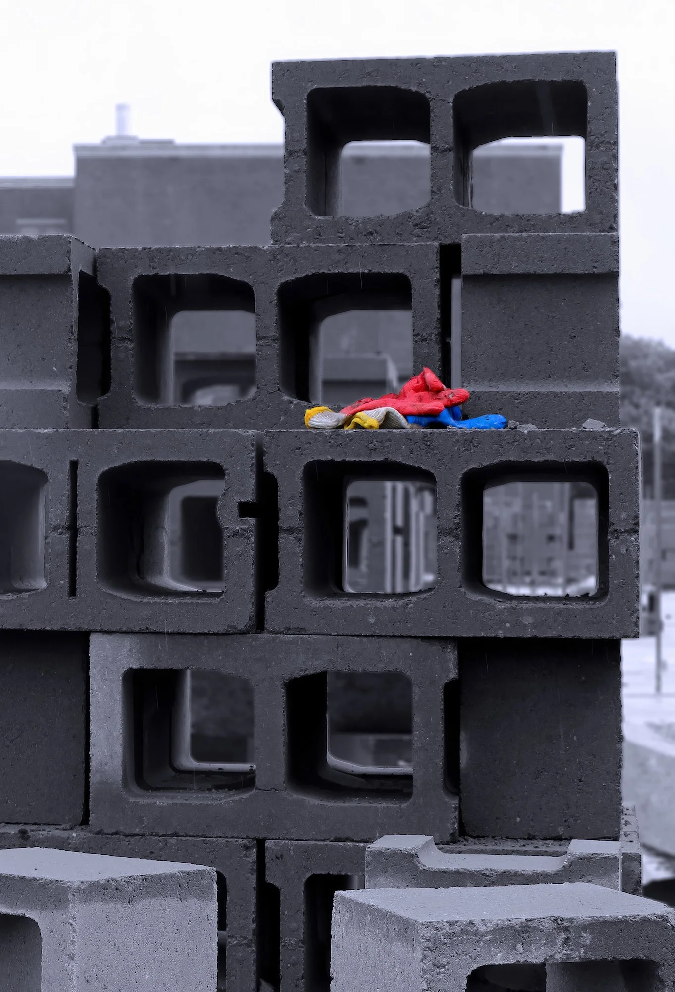 150910.A.02.N.01 - Concrete Block and Worker Gloves