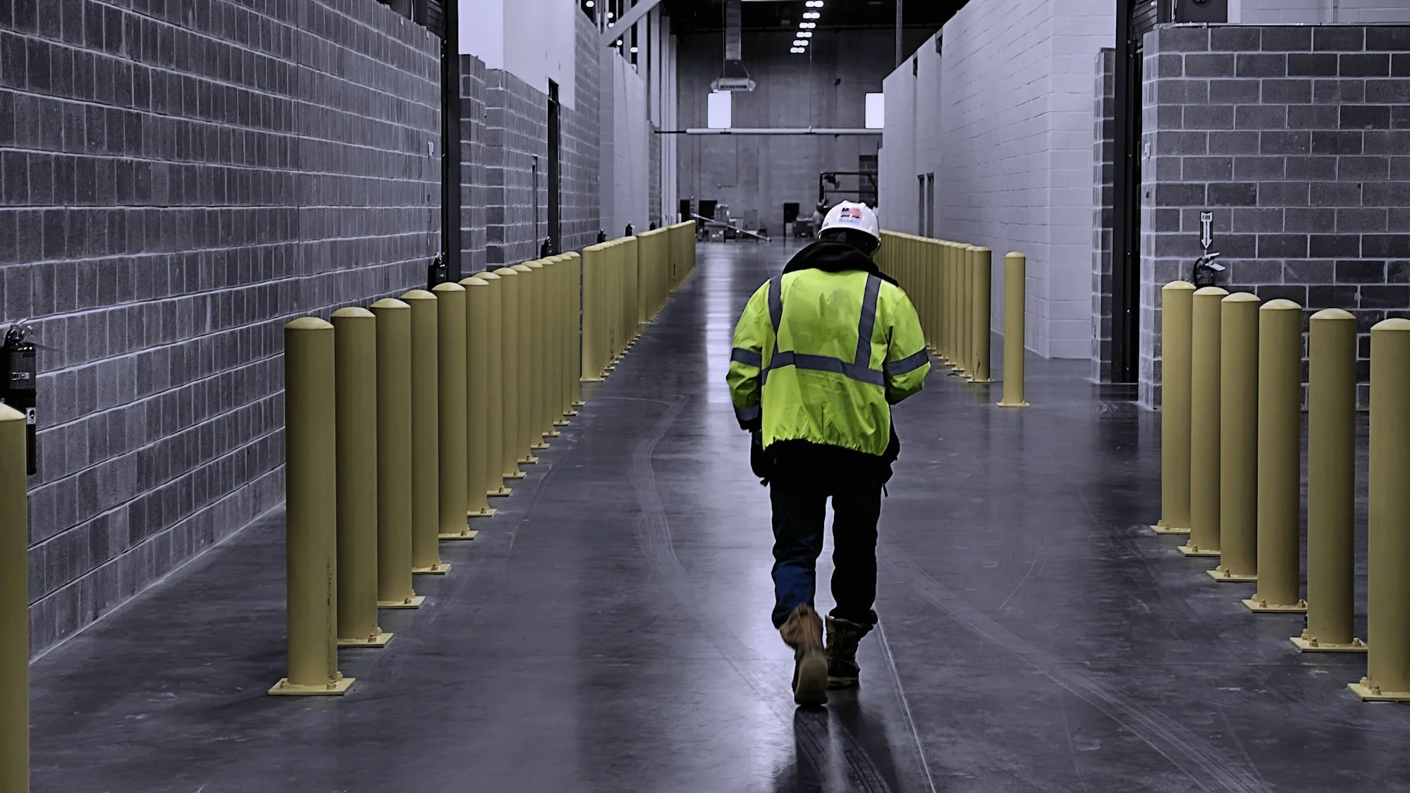 230113.D.01.Y.01 - Steel Bollards in a New Warehouse