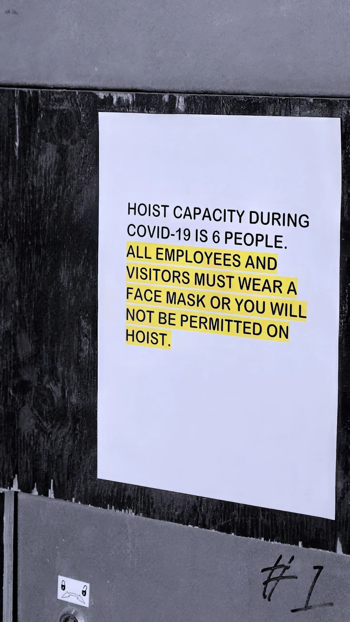 200609.A.02.N.01 - COVID Sign Regarding Allowed Capacity of a Construction Hoist