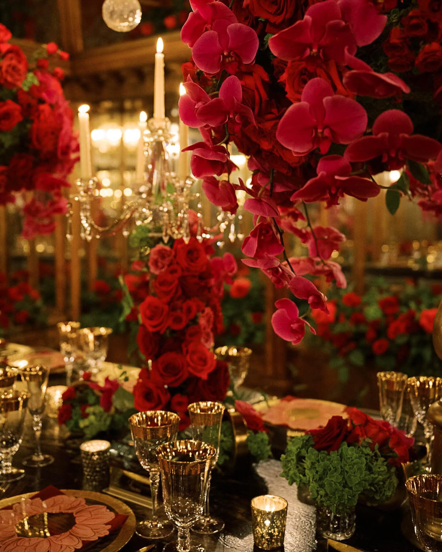 ✨A Reflection of Romance✨ We take pride in transforming spaces into extraordinary experiences, and this design as part of a multi-day celebration for our clients at Beatnik on the River&rsquo;s Jewelry Store &amp; Private Bar was no exception. 
-
Eve