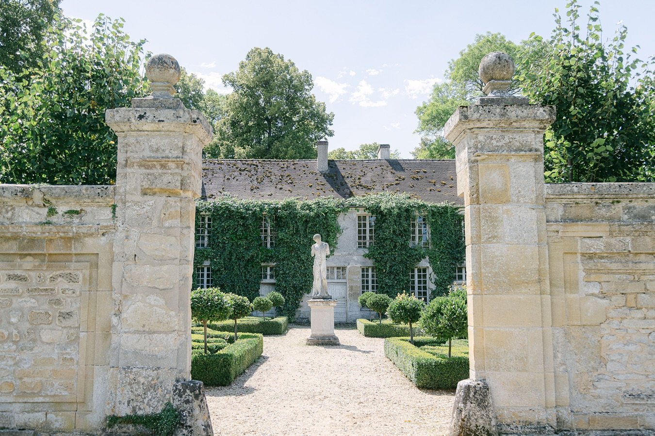Location truly transforms an event. @chateau_de_villette proved to be the perfect setting for an enchanting cocktail reception. The charming estate complemented every detail of the celebration. 

Nestled in the heart of France, this venue brought to 