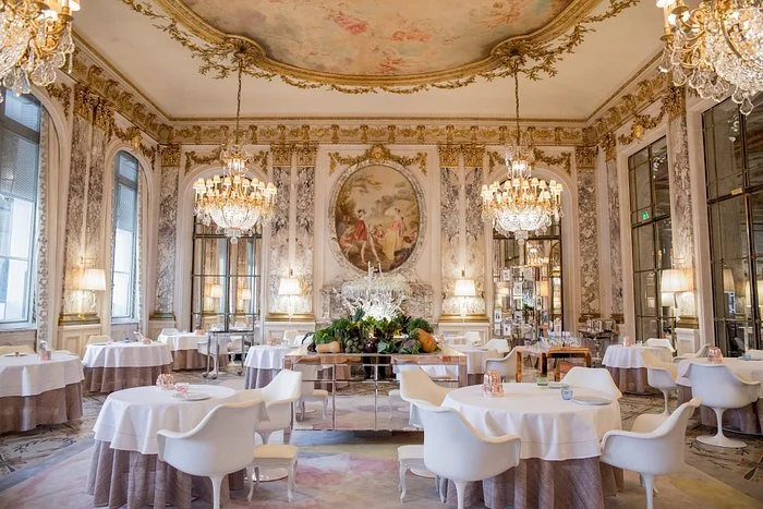 otel Le Meurice: "Elegant Restaurant at Hotel Le Meurice in Paris, a luxurious wedding destination