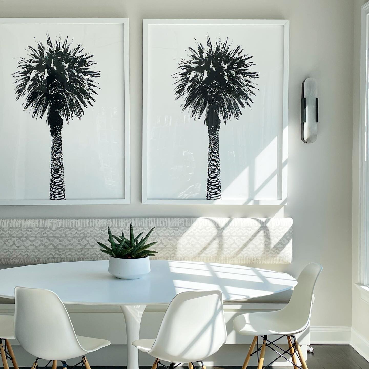 One of our favorite kitchen nooks 🌴
.
.
.
#daleblumberginteriors #design #interiors #interiors4all  #homedecoration #interiordesigner #interiordecor #interiorinspiration #inspire_me_home_decor #designinspiration #dreaminterior #kitchen #kitchendesig