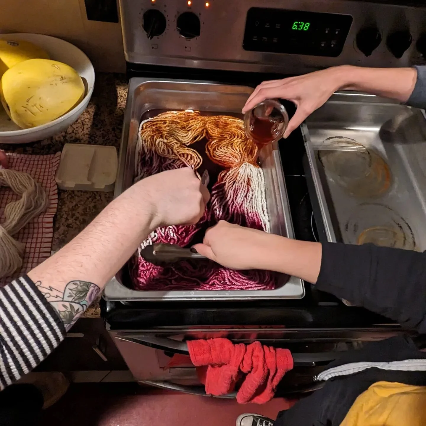 This picture is like a damn Renaissance painting of our work together 🧶💕 

#yarn #teamwork