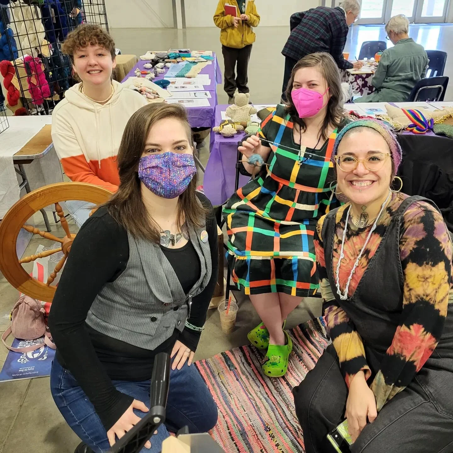 D'awwww
It's us! (We miss you Danielle💕)
#oregonflockandfiberfestival #ethicalyarnco #☯️