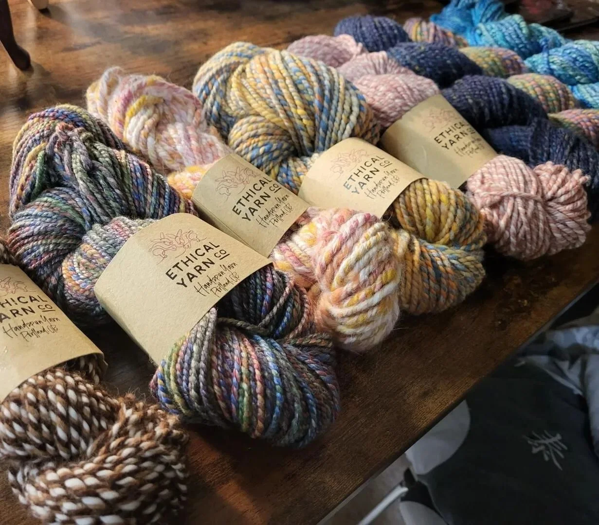 Can you say .. ... DDAAYYYYYEENNNGGGG!!!! ☺️💓☺️

#handspunyarn #handspinning #fiberart #crochettothemoon #roving #spinningwheel #howitsmade #asmr #makeyourown #diy #cottagecore #ashford #thefutureisnow #starttofinish #ethicalyarn #watchthis #magic #