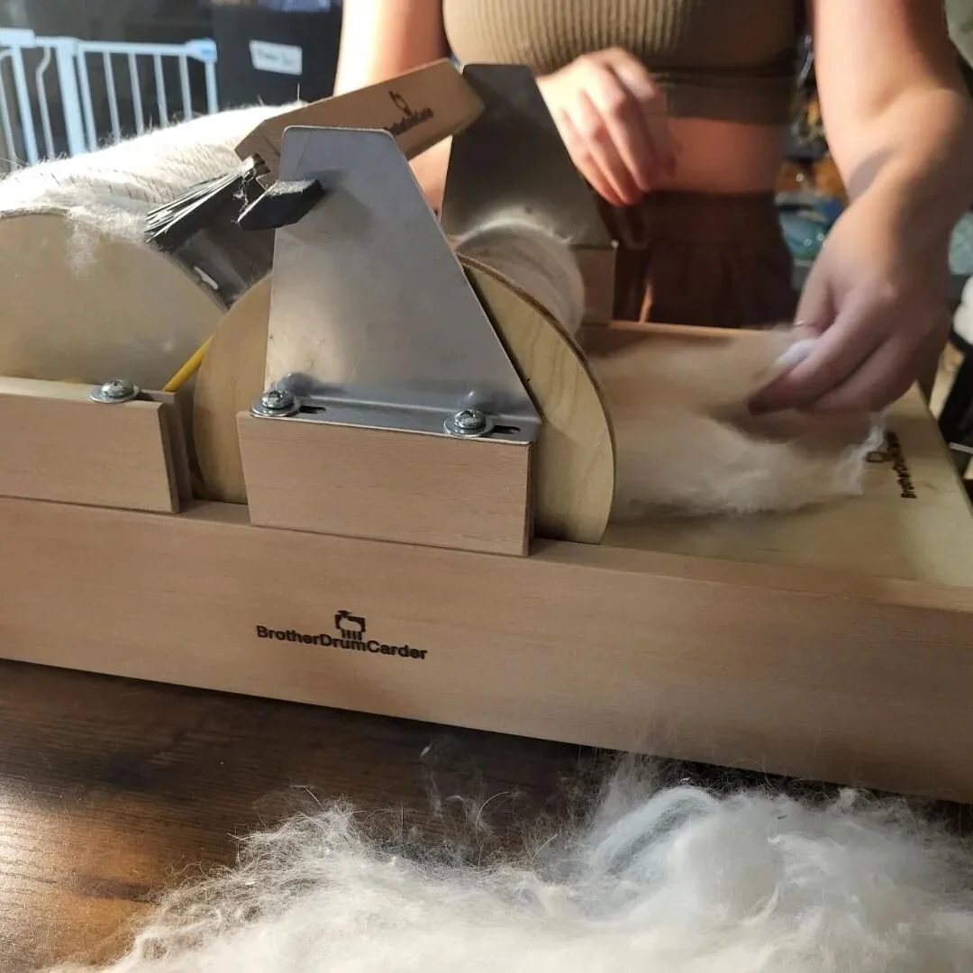Alisha carding some sweet soft #angora 💜💜💜
#brotherdrumcarder #keepitlocal