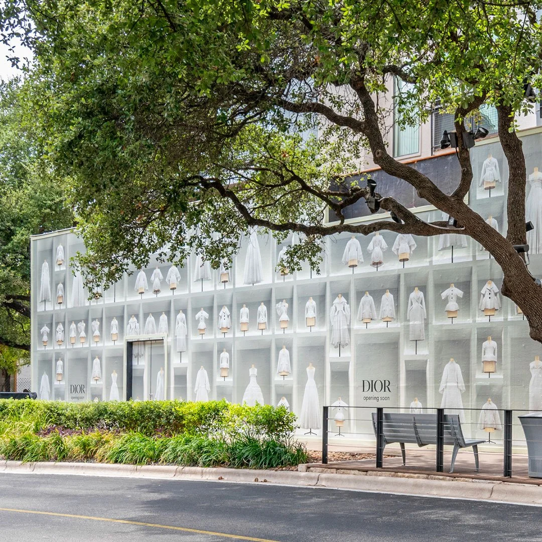 Shoutout to our client @dior  for bringing #TeamMowax on board to produce and install this ᴇɴᴏʀᴍᴏᴜꜱ barricade for their store coming to The Domain shopping center in Austin, Texas. We know opening new locations is a huge endeavor, so let our team be 