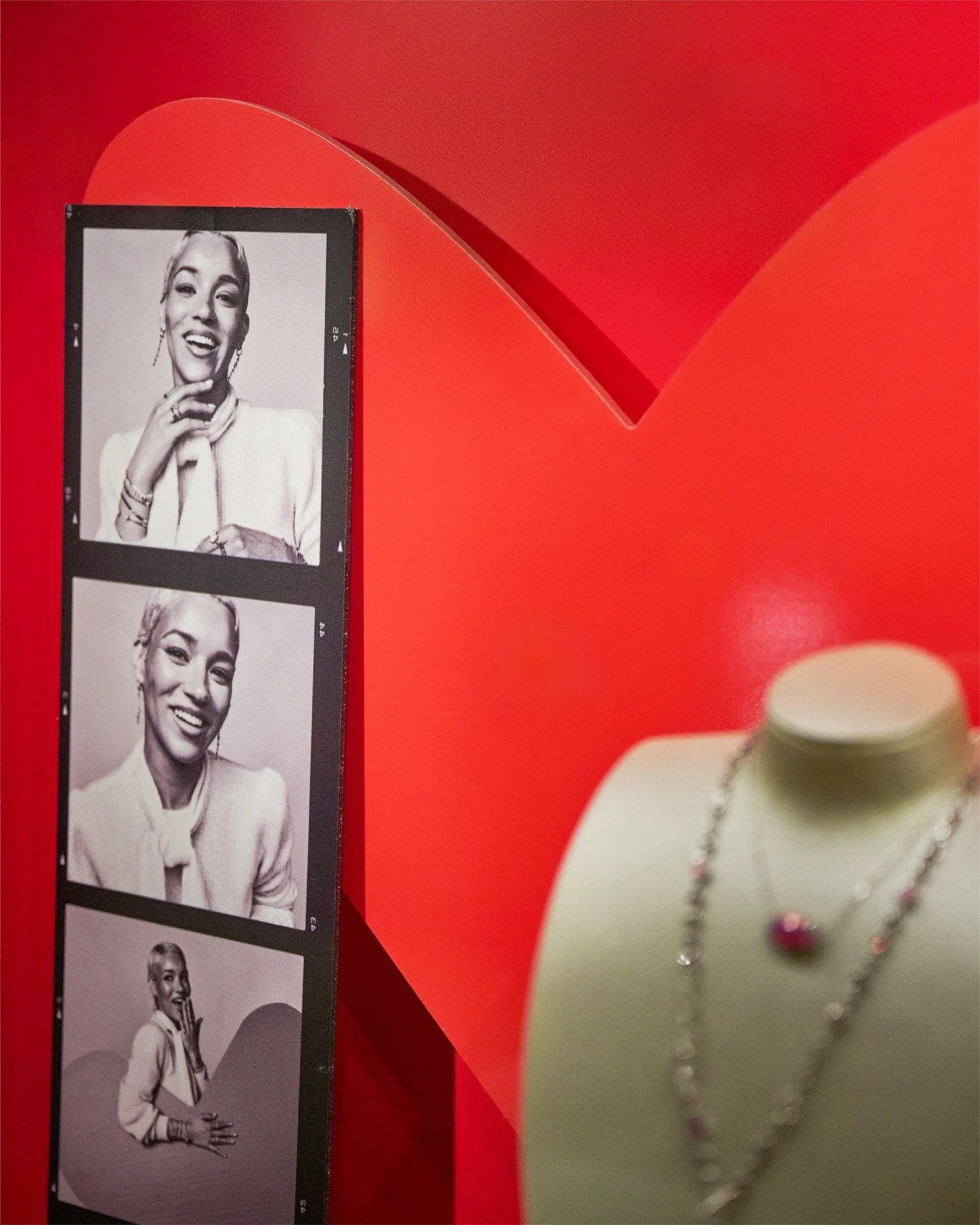 We&rsquo;re spreading the love from coast to coast with @kendrascott's  seasonal Valentine&rsquo;s Day rollout. 💕

Fleet and flagship windows celebrated the season with oversized film strips, bold reds, and heart-forward moments. From quick snaps to
