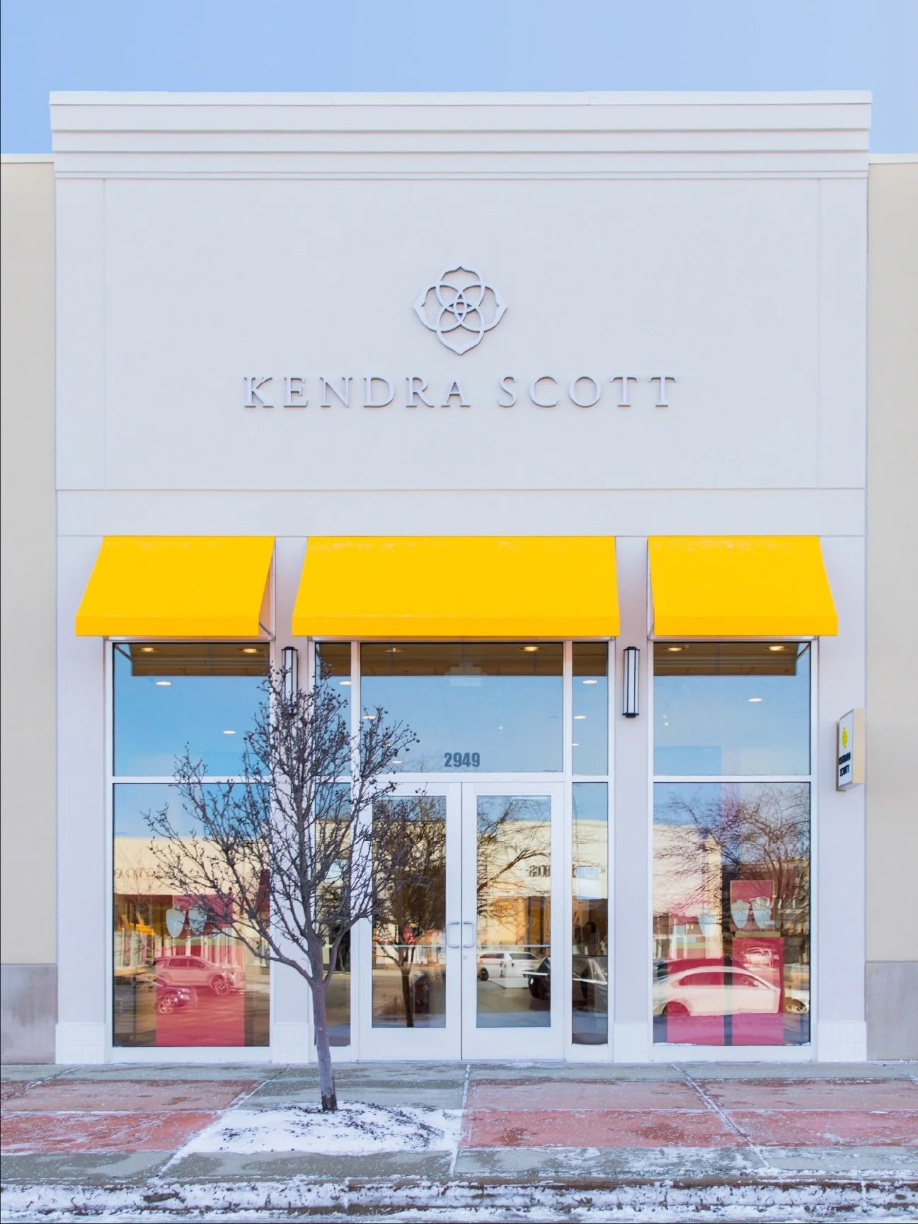 From the sidewalk to the sales floor. Exterior + interior signage for @KendraScott. ✨

#channelletters #signagedesign #retailsignage #retaildesign #signgeeks