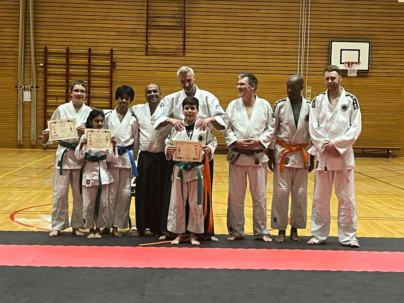 Op vrijdag 12 december 2025 hebben we het heugelijk moment gevierd dat onderstaande leden bevorderd zijn:
Arshaan Sewcharan - 2e kyu (jeugd)
Shaïna Karamatali - 2e kyu (jeugd)
Robin de Koning - 3e kyu (jeugd)
Alaa Mubaid - 3e kyu (jeugd)
Kevin Cordei