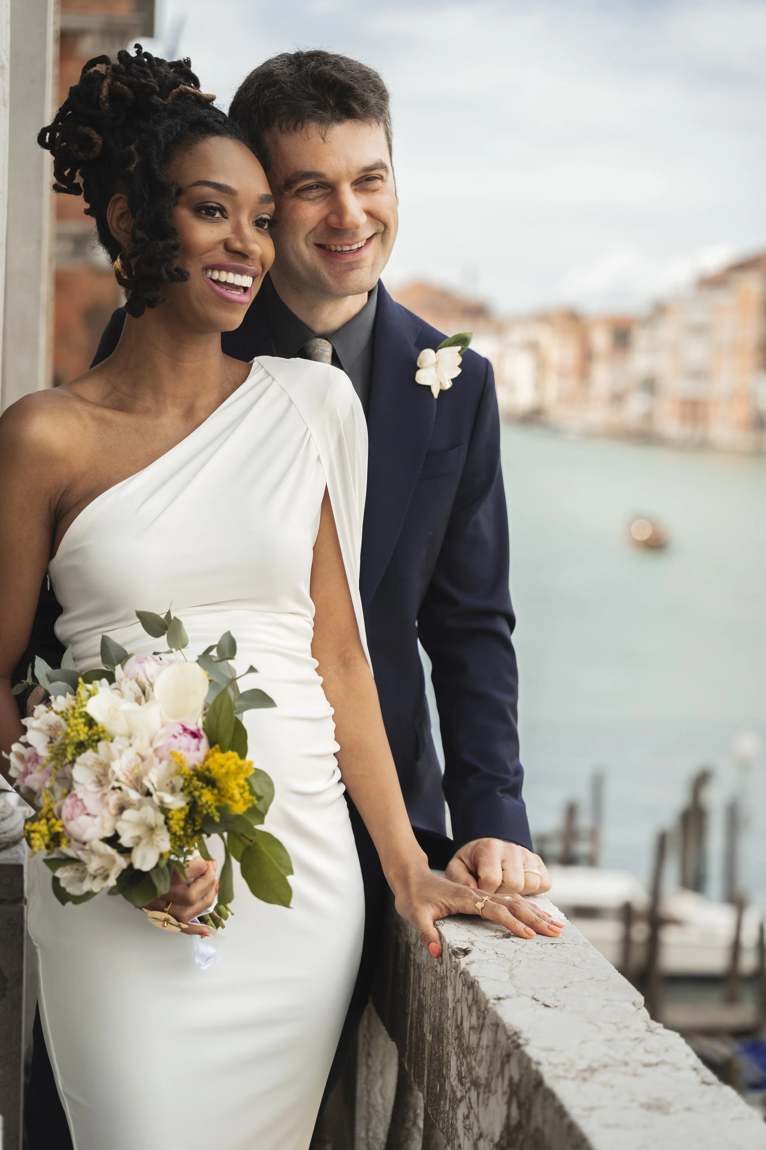 Editorial Hochzeitsfotografie vor den Pastellfassaden Venedigs.