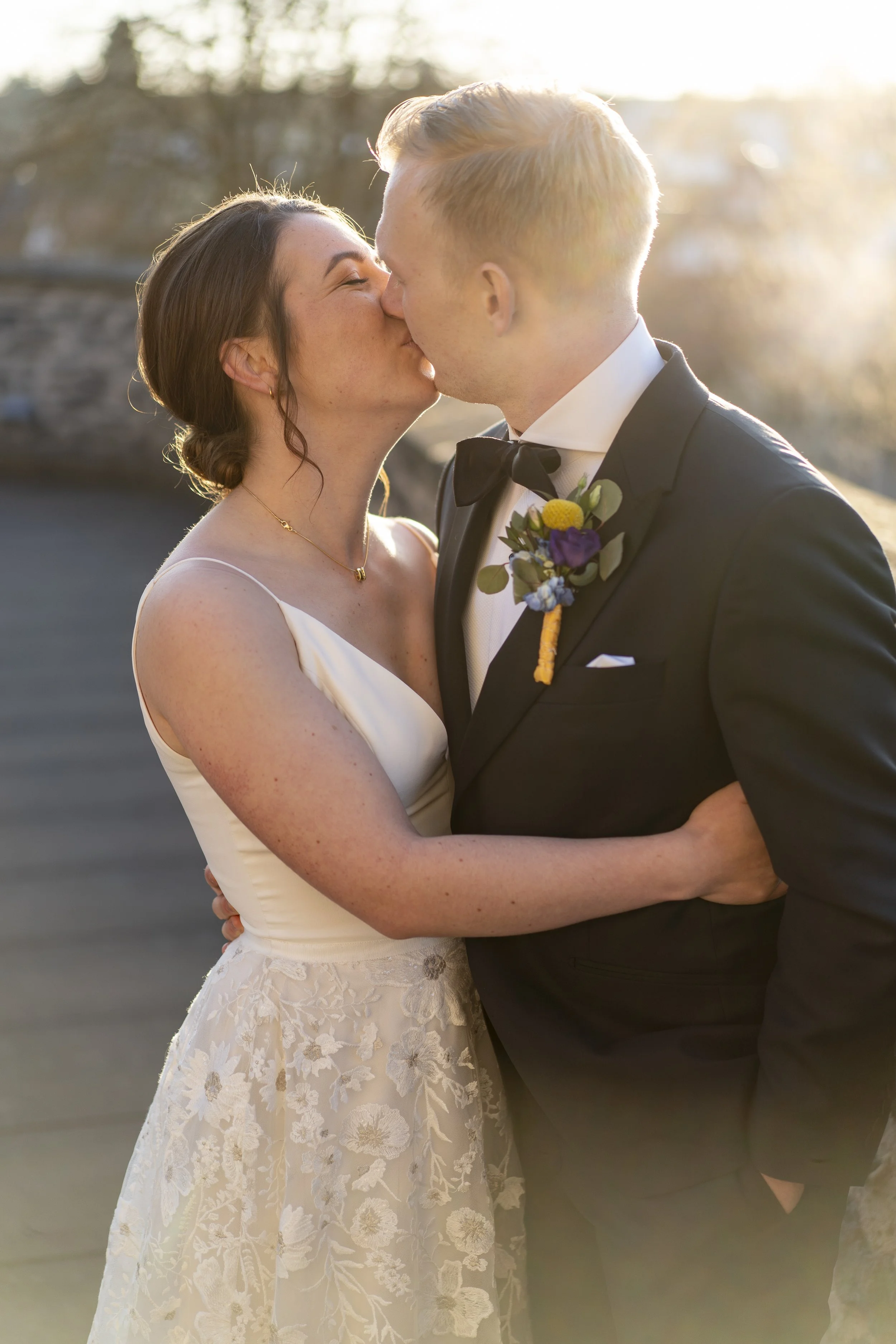 Hochzeitsfotograf Frankfurt am Main. Hochzeitsfotos Schloss Romrod. Brautpaarshooting bei Sonnenuntergang. Brautpaar küsst sich. Elegante Hochzeitsfotos.
