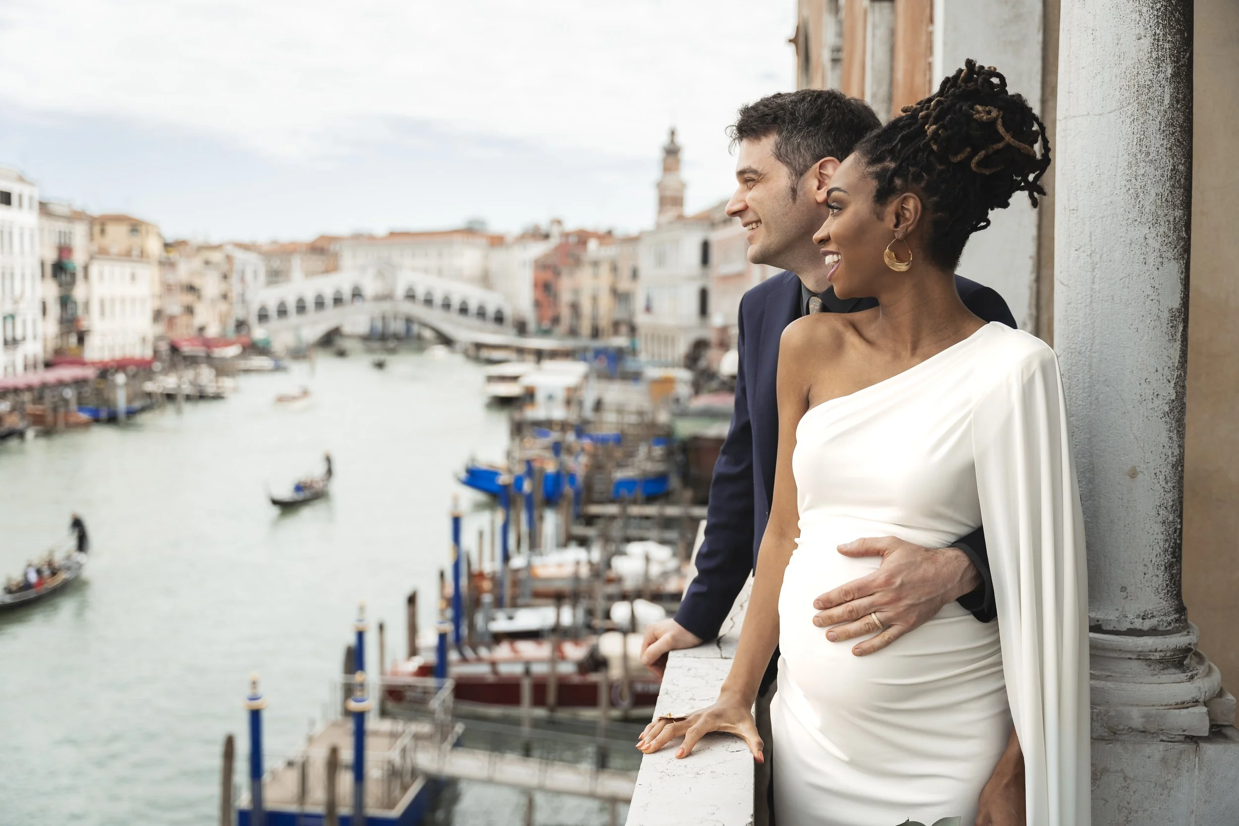 Brautpaar mit Blick auf die Rialtobrücke und den Canal Grande.