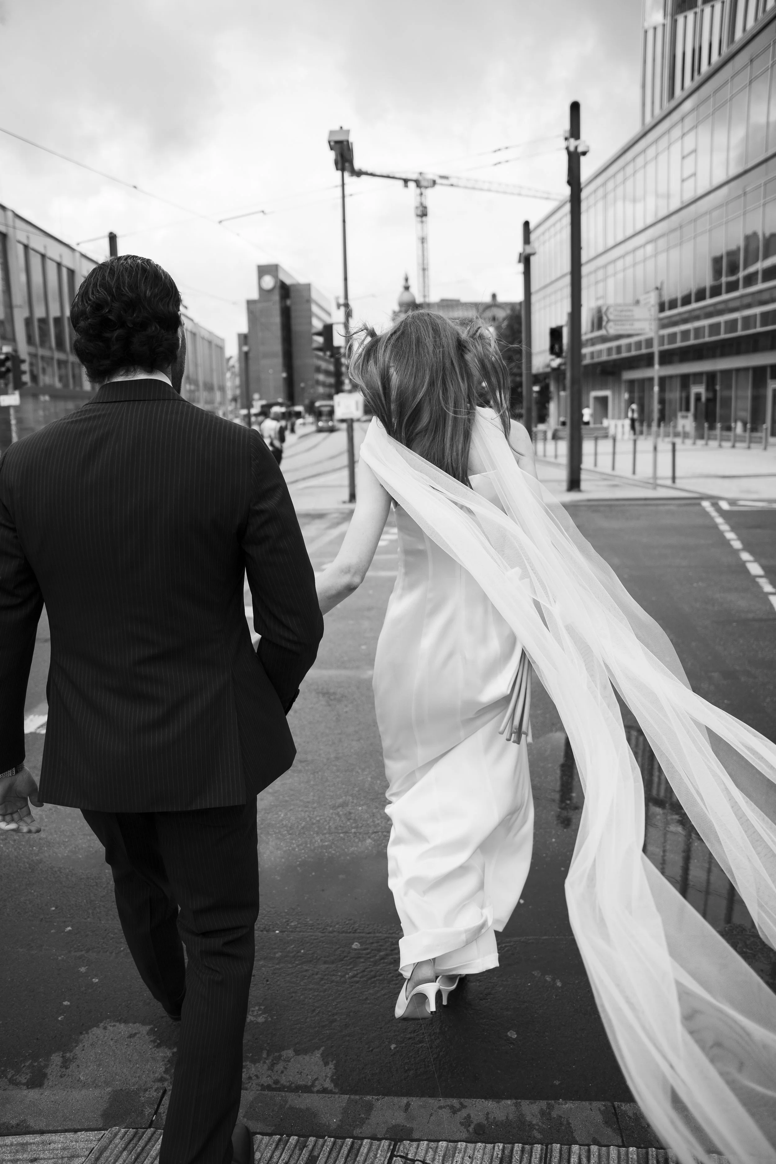 Brautpaarshooting Hochzeitsfotograf Frankfurt. Elegantes Brautpaar Hochzeitsfotos Schwarz Weiß. Hochzeitsfotografie Standesamt Frankfurt Römerberg.