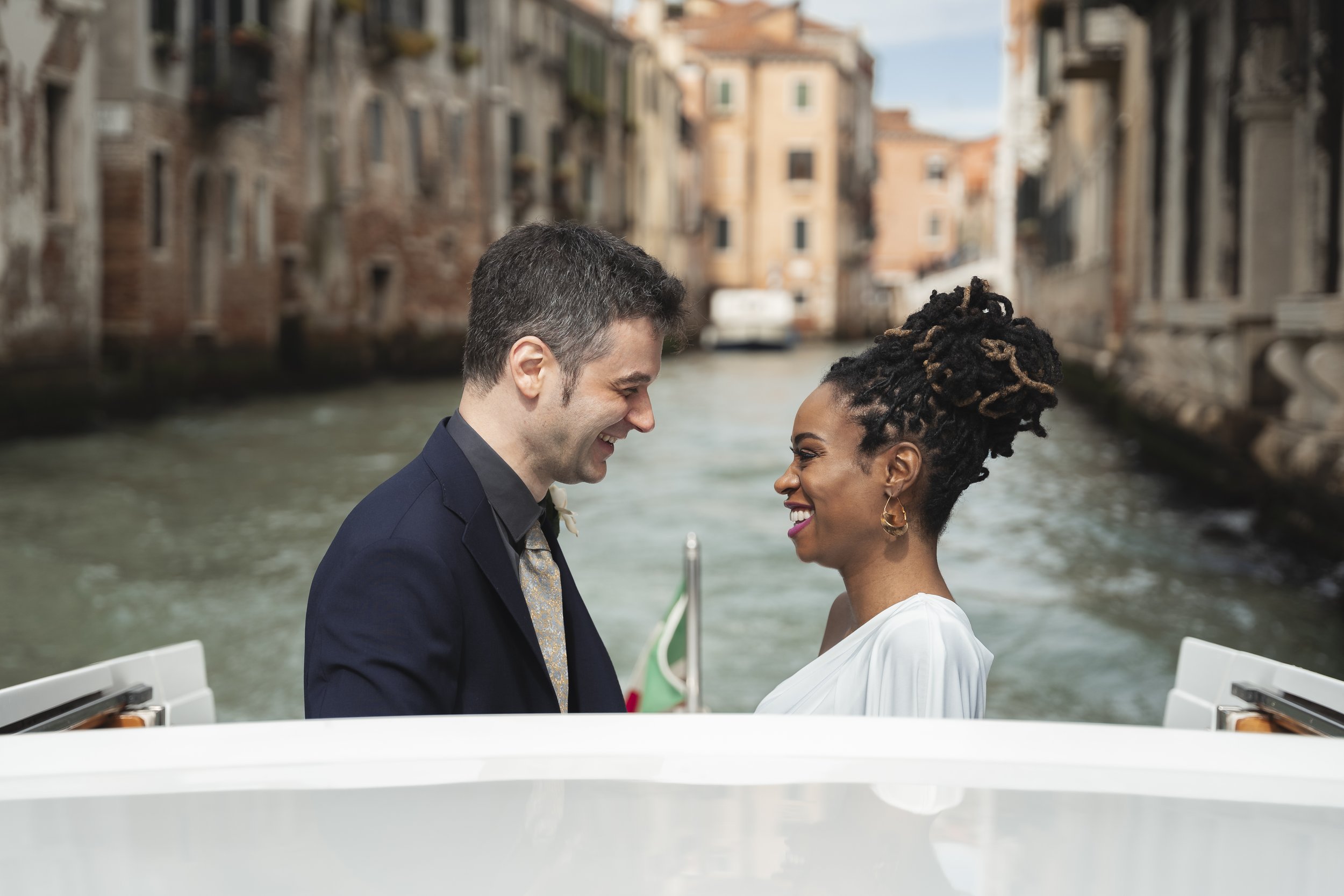 Zeitlose Hochzeitsreportagen in Frankfurt am Main. Fotografiert von Hochzeitsfotograf.